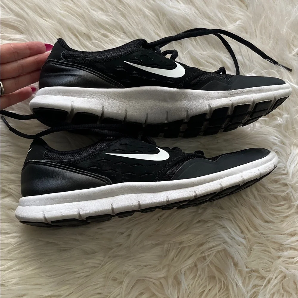 Nike Women’s Black and White Sneakers